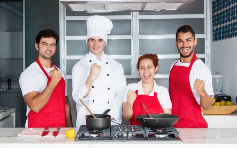 equipo manipuladores alimentos en cocina de restaurante