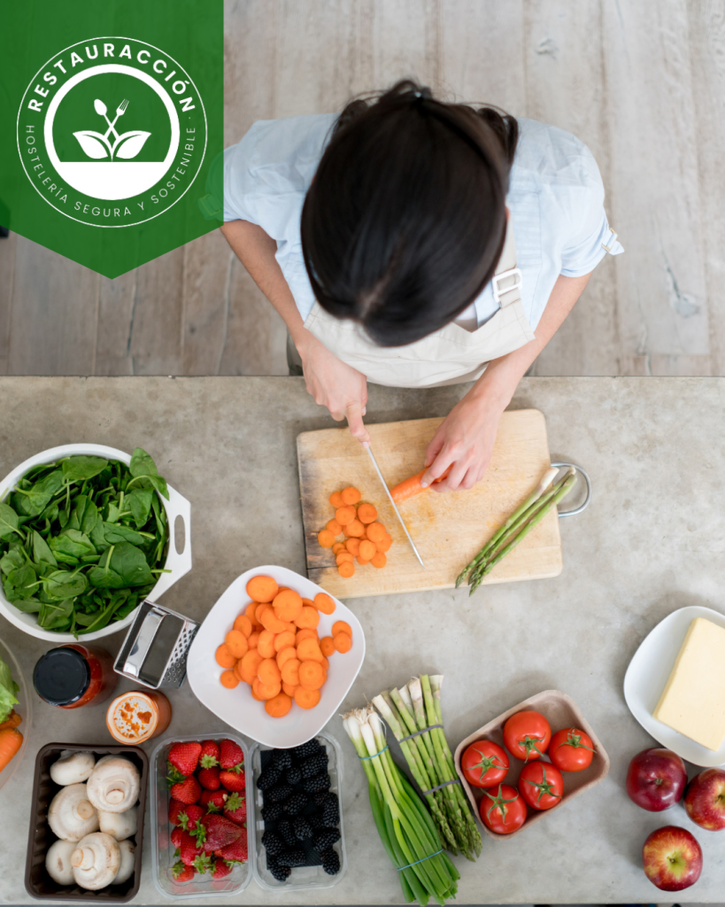 mujer preparando alimentos cortando vegetales en una tabla