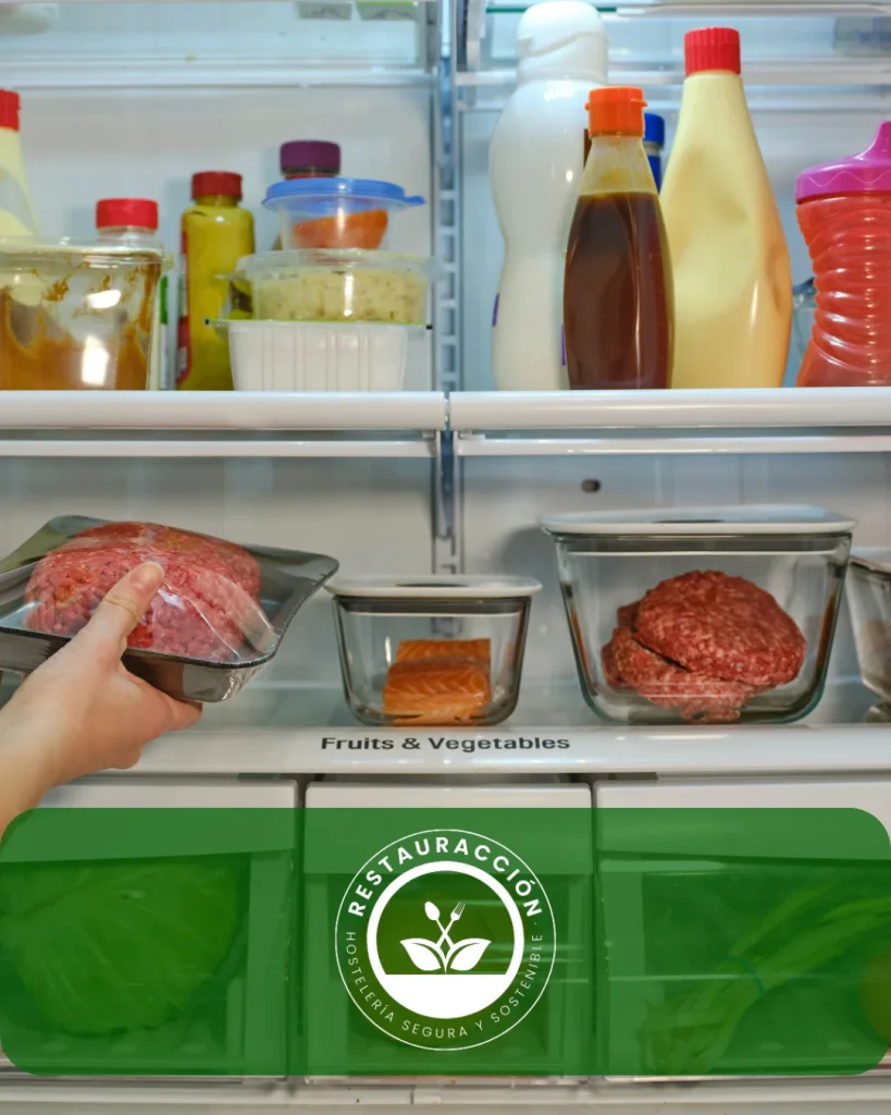 imagen de nevera bien ordenada por manipulador de alimentos respetando la seguridad alimentaria