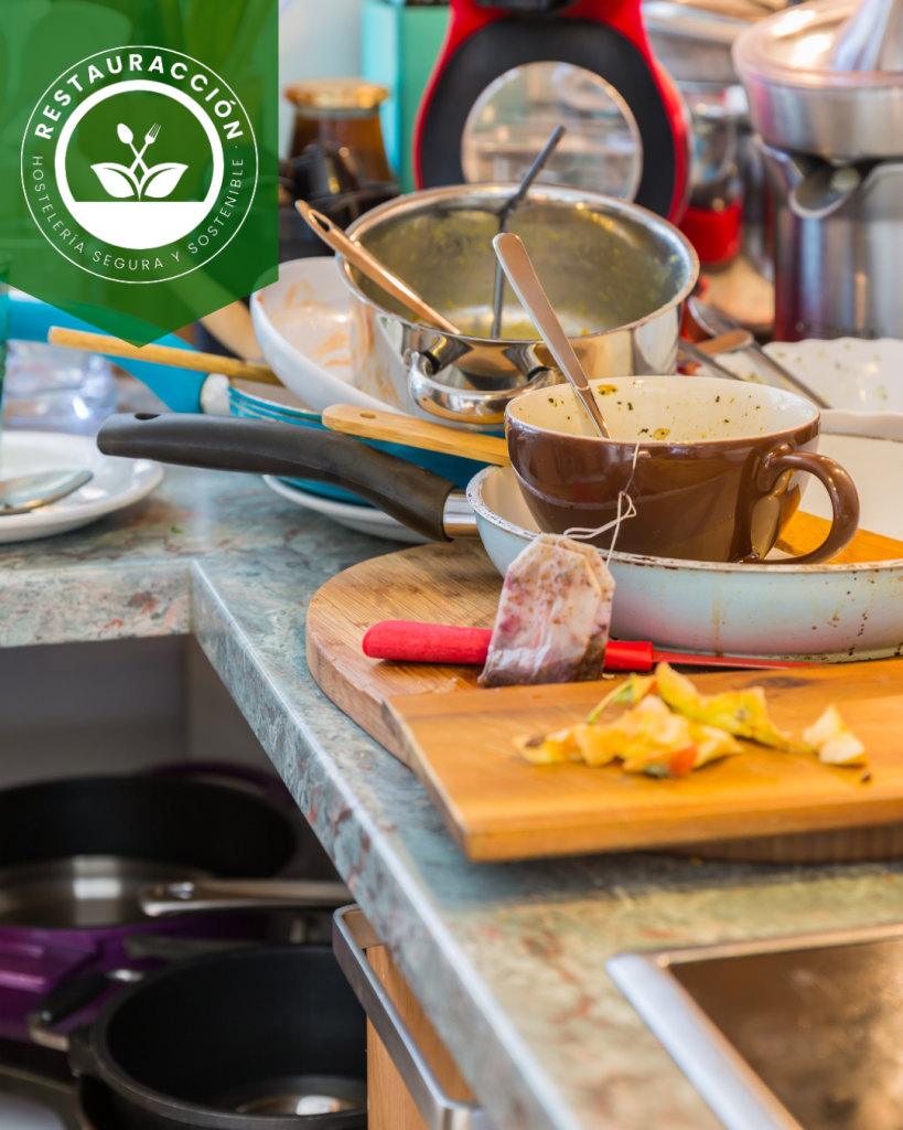 se muestra una cocina sucia como ejemplo de errores de manipulación de alimentos
